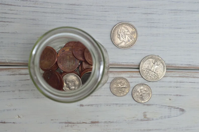 Brasileiro organizando alfabetização financeira em casa