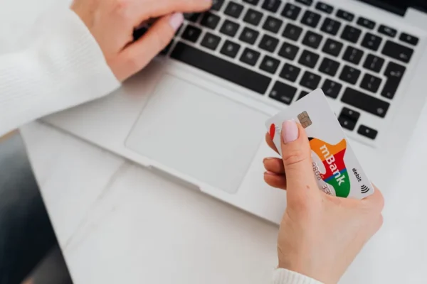 Anuidade vs Cashback: Qual Cartão Compensa Mais no Brasil