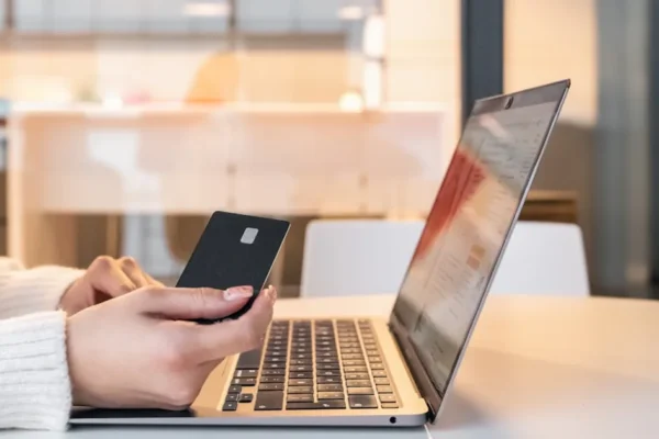 Anuidade vs Cashback: Qual Cartão Compensa Mais no Brasil