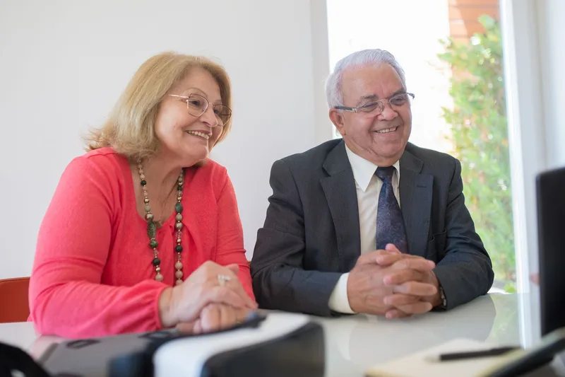 Casal brasileiro planejando aposentadoria Brasil