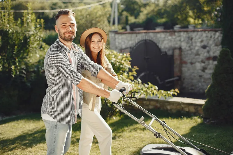 Casal brasileiro planejando aposentadoria por idade