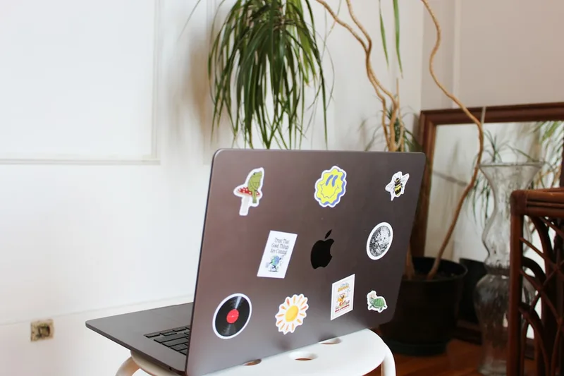 microempreendedora brasileira trabalhando freelance no notebook sobre “Como conseguir os primeiros alunos sem gastar com anúncio” com máquin