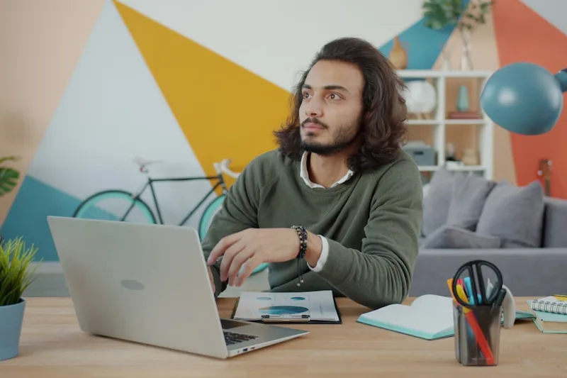 pai brasileiro evitando rotativo com calculadora sobre “Como mapear sua situação atual em reais” com dois cartões lado a lado em quarto de e