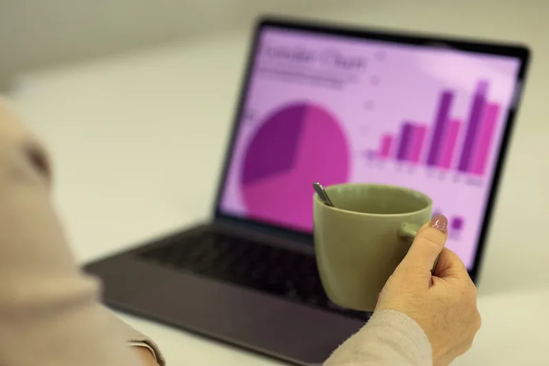 aposentado brasileiro lendo notícia econômica no tablet sobre “Passo a passo para aplicar CDI poupança sem travar” com jornal e café em café