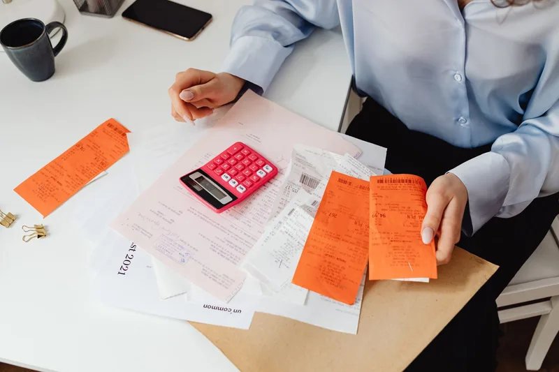 Brasileiro organizando cheque especial em casa