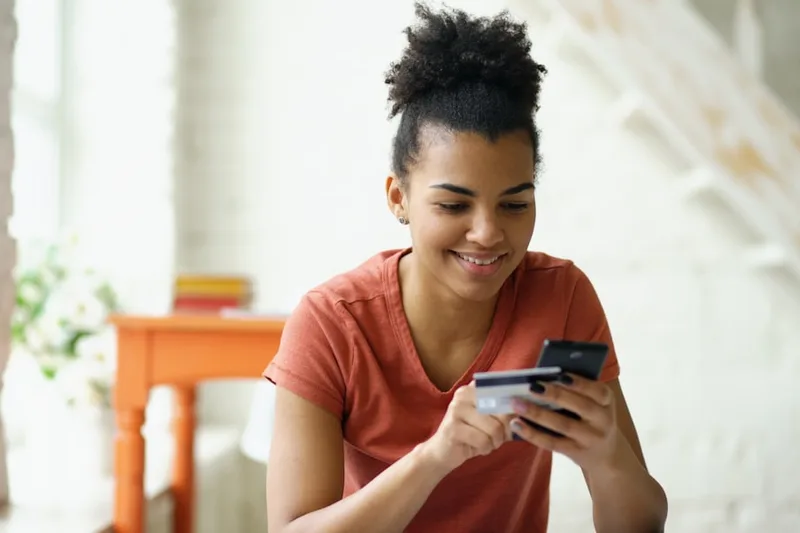 casal brasileiro comparando limites de cartões sobre “Por que aumentar limite muda o fim do mês no Brasil” com app de fatura na tela em home