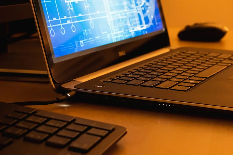 casal brasileiro estudando Tesouro Direto sobre “Por que começar a investir muda o fim do mês no Brasil” com notebook com planilha de aporte