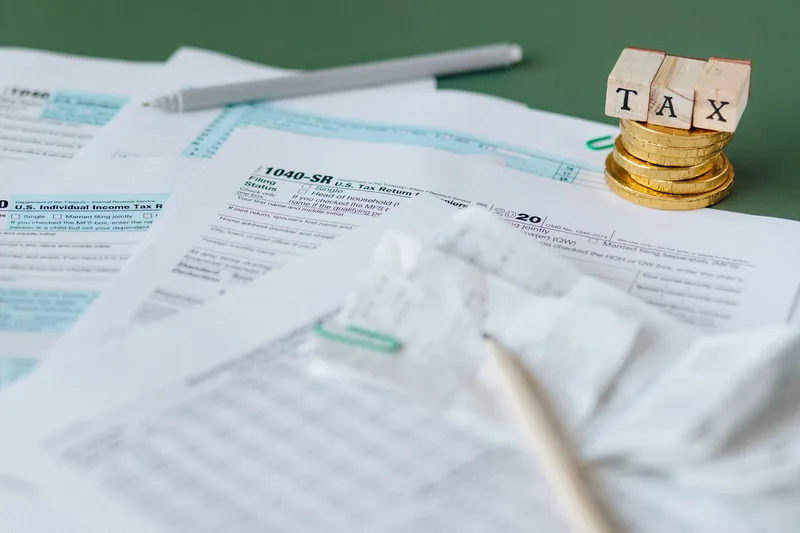 Brasileiro organizando comparar taxas em casa