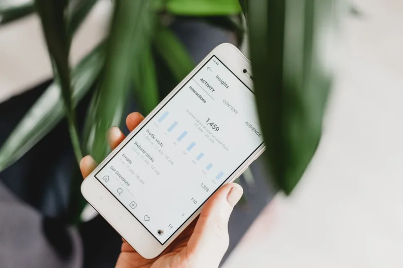 vendedor brasileiro assinando documentos com atenção sobre “Estratégia prática: de quitação a cheque especial” com smartphone com proposta e