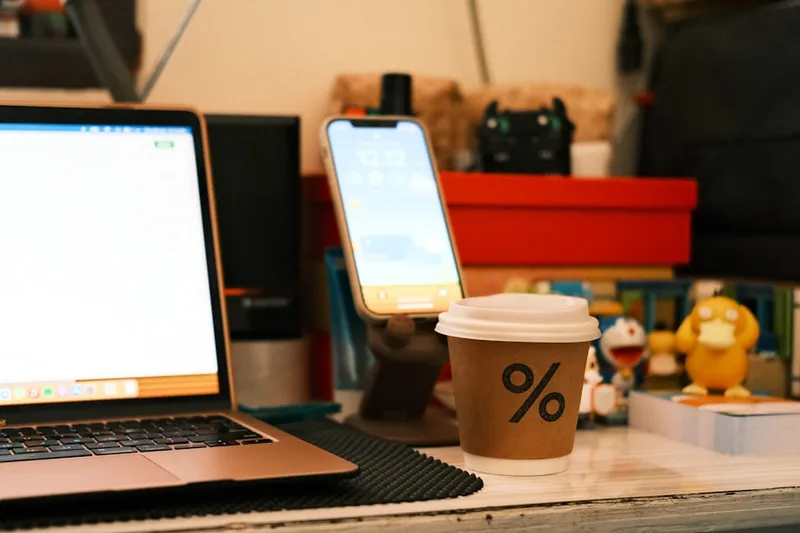 mãe brasileira enviando declaração pela internet sobre “Exemplo numérico com R$ 410,00 por mês” com notebook com programa do IR em mesa de m