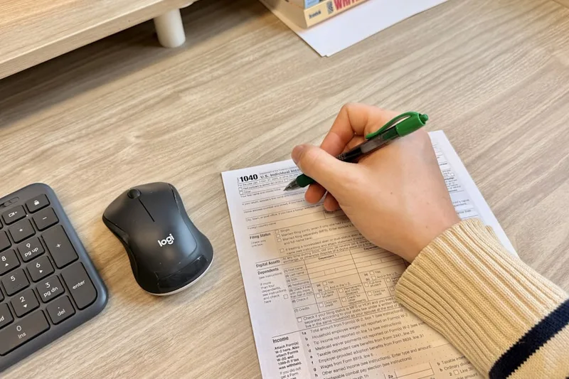 vendedor brasileiro lendo notícia econômica no tablet sobre “Estratégia prática: de fontes oficiais a FGTS” com jornal e café em café de bai