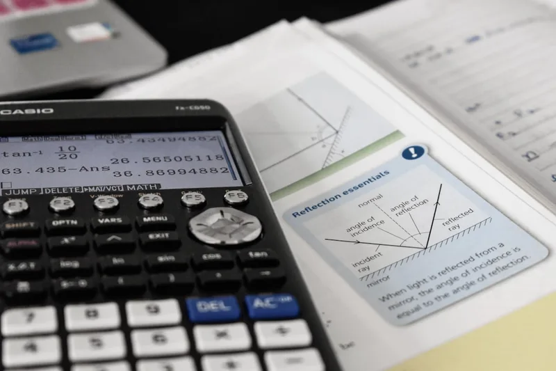pai brasileiro preenchendo declaração no computador sobre “Exemplo numérico com R$ 510,00 por mês” com informe de rendimentos em sala de jan