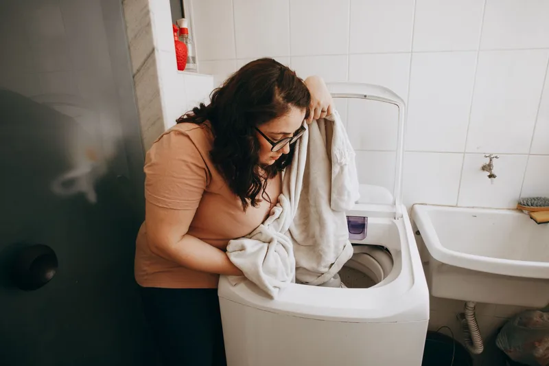 Brasileiro organizando fim do mês em casa
