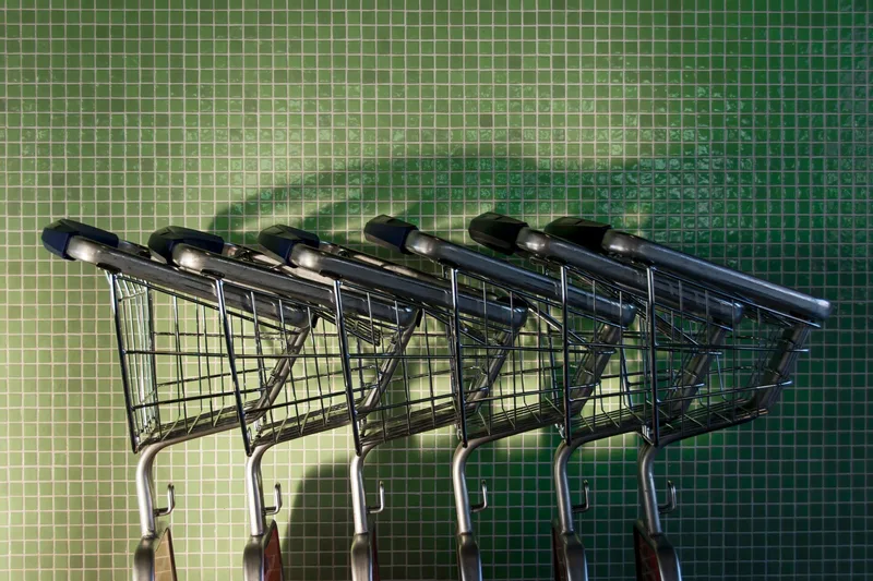 Brasileiro organizando economizar supermercado em casa