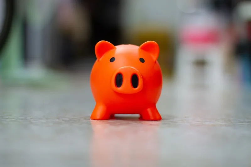 microempreendedora brasileira assistindo aula online de finanças sobre “Como mapear sua situação atual em reais” com apostila impressa em co