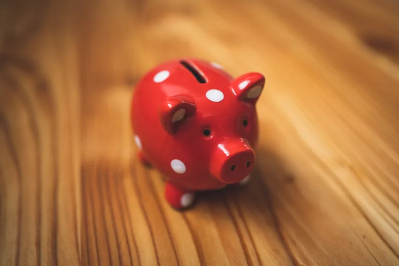 microempreendedora brasileira praticando hábitos com planilha sobre “Exemplo numérico com R$ 490,00 por mês” com mesa de estudos familiar em