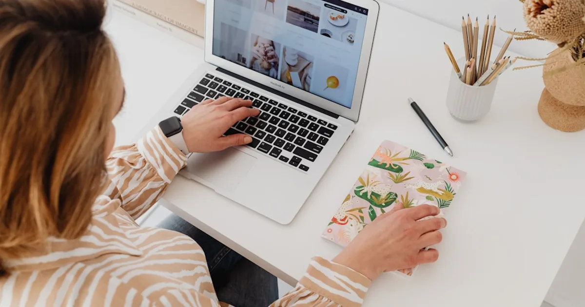 aposentado brasileiro ilustrando empréstimo online em sofá da sala com tablet (Empréstimo Online: Como Evitar Golpes e Escolher Instituições