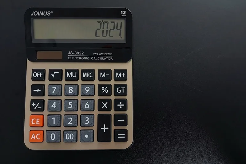 aposentado brasileiro calculando CET na planilha sobre “Por que empréstimos muda o fim do mês no Brasil” com calculadora e documentos em sof
