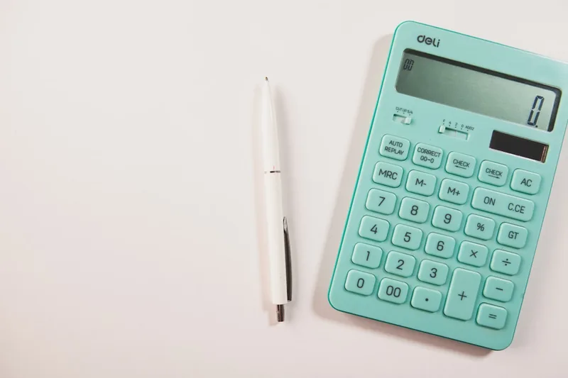 microempreendedora brasileira revisando margem consignável sobre “Exemplo numérico com R$ 550,00 por mês” com simulador no notebook em escri