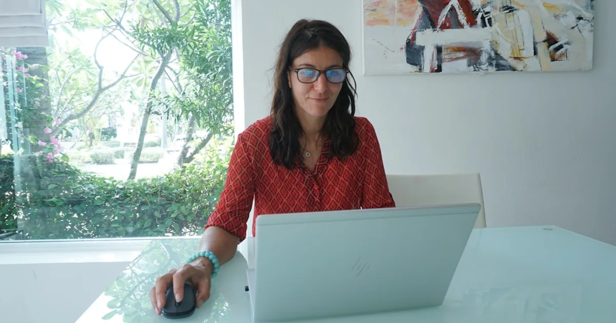 pai brasileiro ilustrando erros financeiros em sofá da sala com tablet (Erros Financeiros Mais Comuns dos Brasileiros (e Como Evitar))