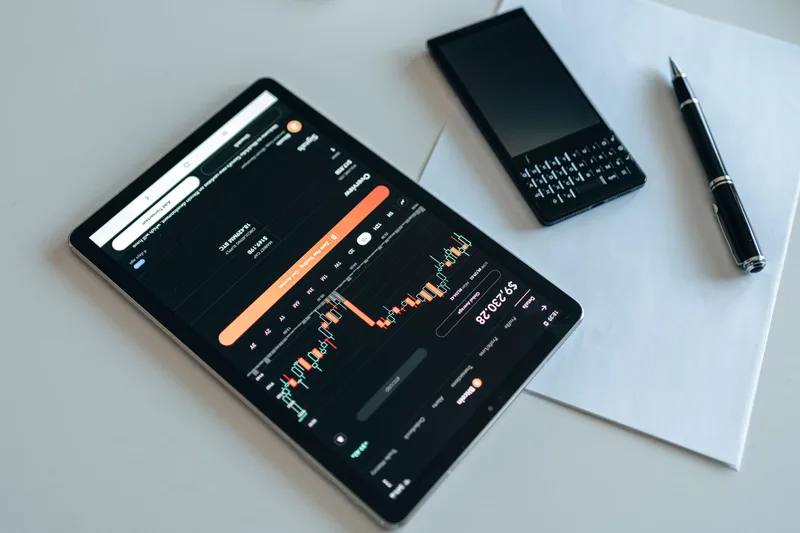 Casal brasileiro planejando ETFs Brasil