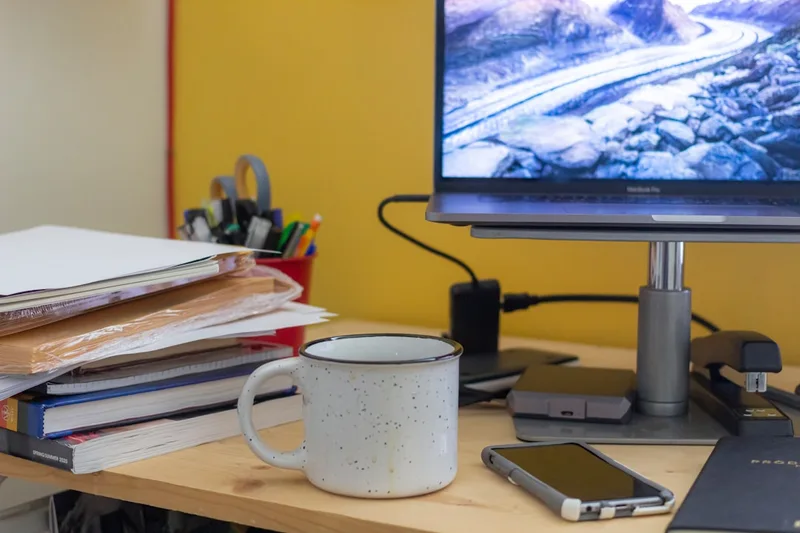 trabalhador brasileiro em home office discutindo economia em família sobre “Exemplo numérico com R$ 350,00 por mês” com TV ligada na sala em