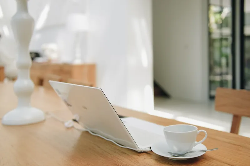 trabalhador brasileiro em home office checando app de notícias sobre “Erros caros que brasileiros cometem com FGTS” com smartphone com feed