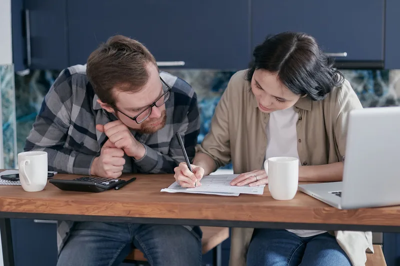 Casal brasileiro planejando finanças pessoais