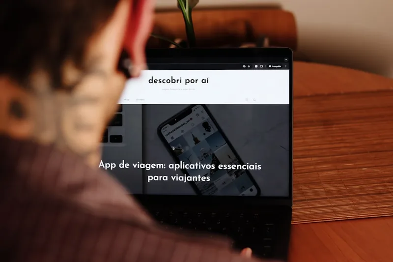 jovem adulto brasileiro revisando margem consignável sobre “Por que financiamento imobiliário muda o fim do mês no Br…” com calculadora e do