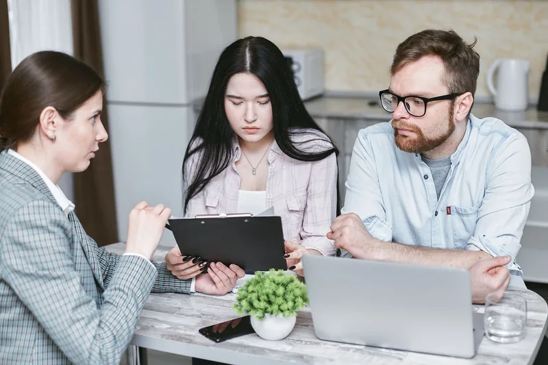 Casal brasileiro planejando financiamento imobiliário