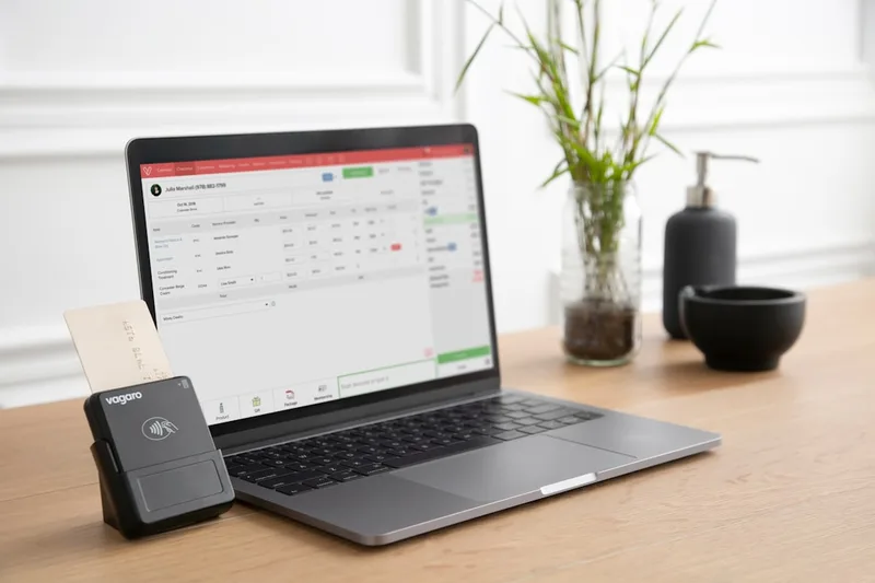 trabalhador brasileiro em home office evitando rotativo com calculadora sobre “Estratégia prática: de score Serasa a fatura integral” com do
