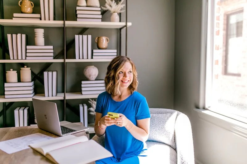 jovem adulto brasileiro trabalhando freelance no notebook sobre “Como precificar seu trabalho como freelancer” com câmera e produto em apart