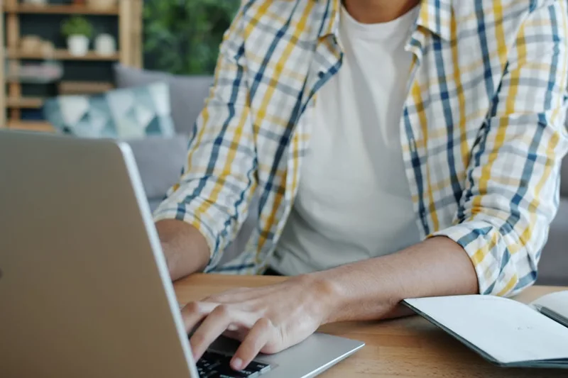 mulher brasileira jovem pesquisando investimentos no notebook sobre “Por que fundos de investimento muda o fim do mês no Brasil” com tablet