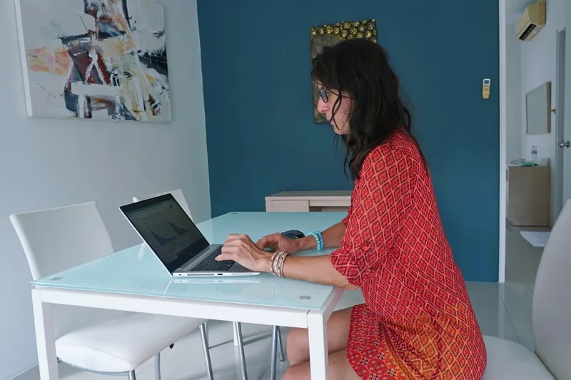 trabalhador brasileiro em home office fazendo anotações em workshop sobre “Estratégia prática: de família a hábitos” com mesa de estudos fam