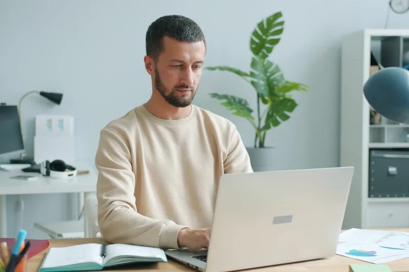 trabalhador brasileiro em home office conversando com contador sobre “Erros caros que brasileiros cometem com informe de rendim…” com pasta