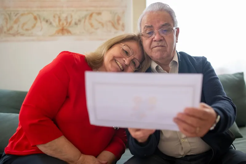 Casal brasileiro planejando INSS