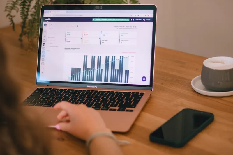 estudante universitário brasileiro pesquisando investimentos no notebook sobre “Por que investir pouco dinheiro muda o fim do mês no Brasil”