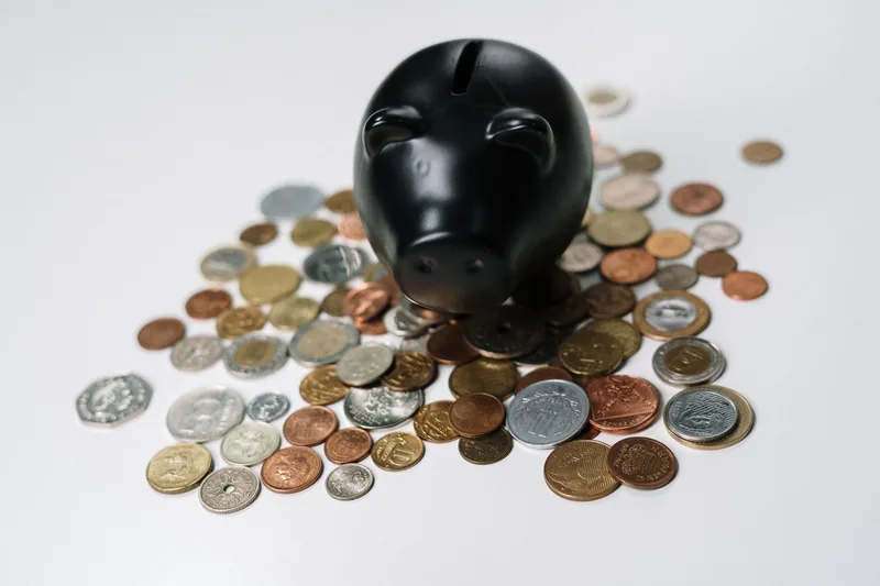 Casal brasileiro planejando investir pouco dinheiro