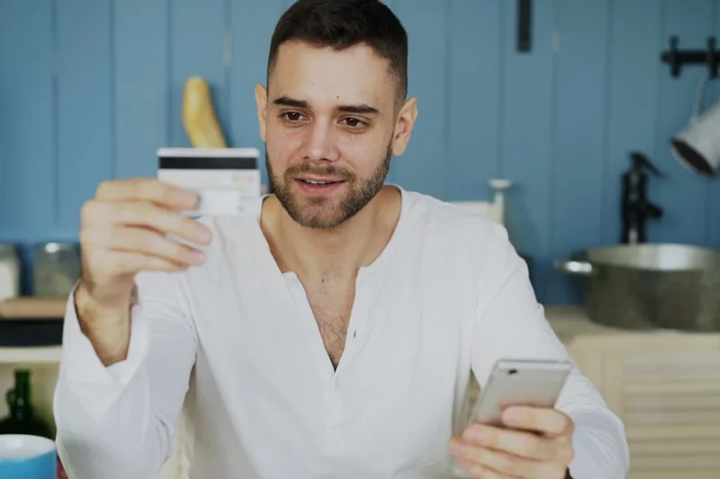 família brasileira assistindo aula online de finanças sobre “Passo a passo para aplicar juros compostos sem travar” com tablet educativo em
