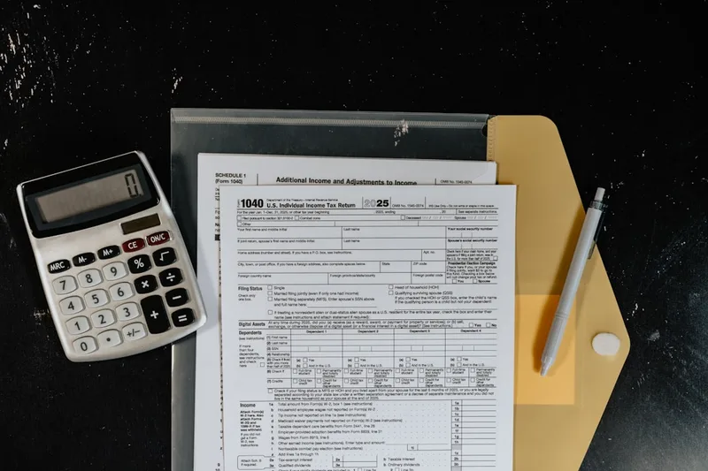 mulher brasileira jovem conferindo informes de rendimento sobre “Estratégia prática: de Receita Federal a deduções” com calculadora e caneta