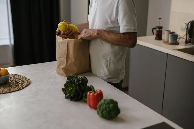 Casal brasileiro planejando marcas próprias