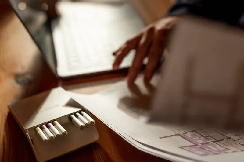 trabalhador brasileiro em home office planejando cardápio da semana sobre “Como mapear sua situação atual em reais” com sacolas reutilizávei