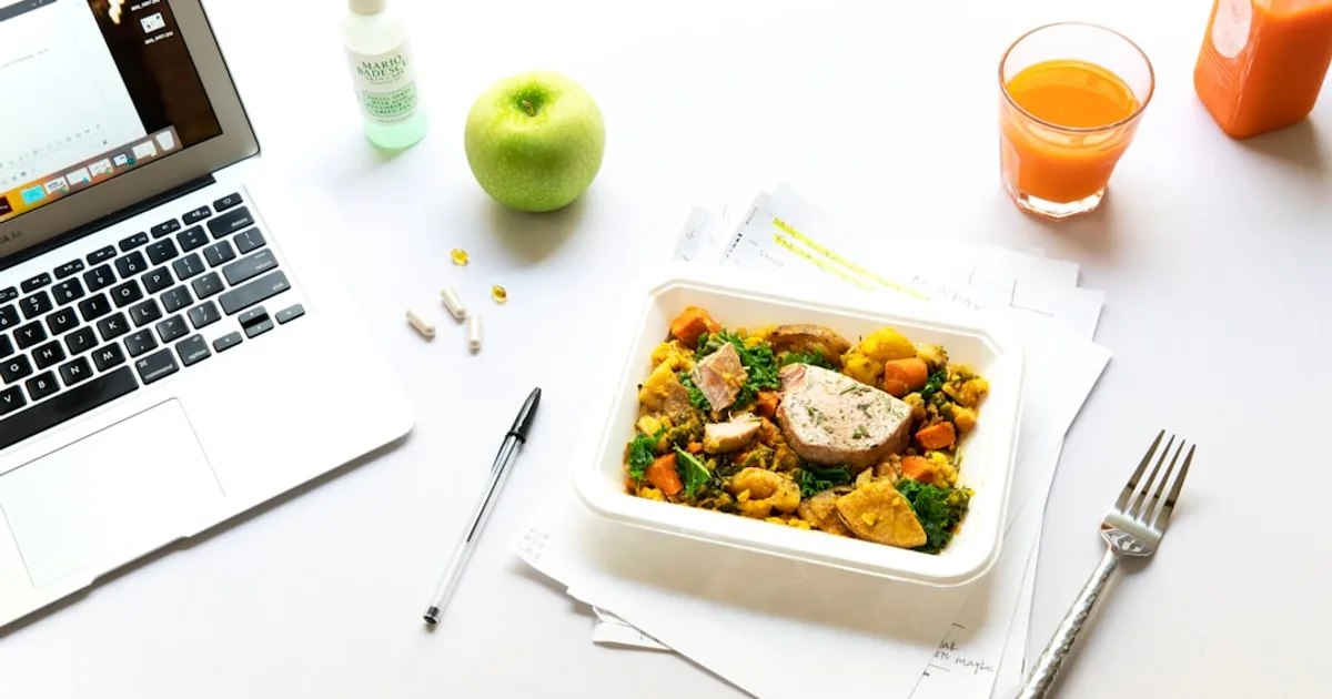 trabalhador brasileiro em home office ilustrando meal prep em área de serviço residencial (Meal Prep e Alimentação: Como Gastar Menos com Co