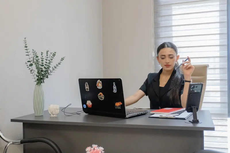 profissional liberal brasileiro trocando lâmpada por LED sobre “Erros caros que brasileiros cometem com meal prep” com lista de compras em c