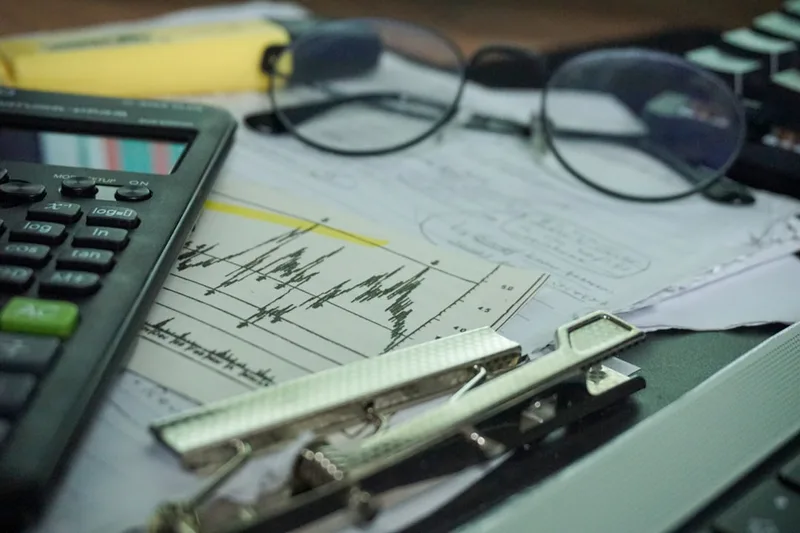 trabalhador brasileiro em home office calculando reserva para a velhice sobre “Por que MEI INSS muda o fim do mês no Brasil” com tablet com