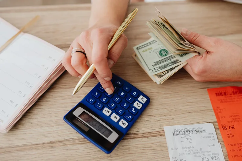 Brasileiro organizando metas financeiras em casa