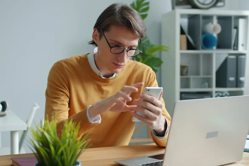aposentado brasileiro usando cartão no café com consciência sobre “Exemplo numérico com R$ 330,00 por mês” com cartão de crédito e smartphon