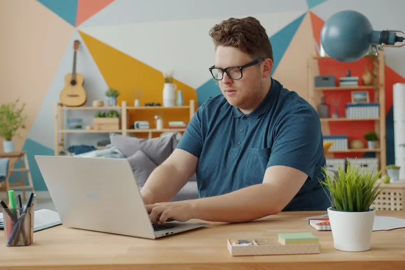 vendedor brasileiro separando cartão de emergência sobre “Por que milhas aéreas muda o fim do mês no Brasil” com notebook com planilha de ga