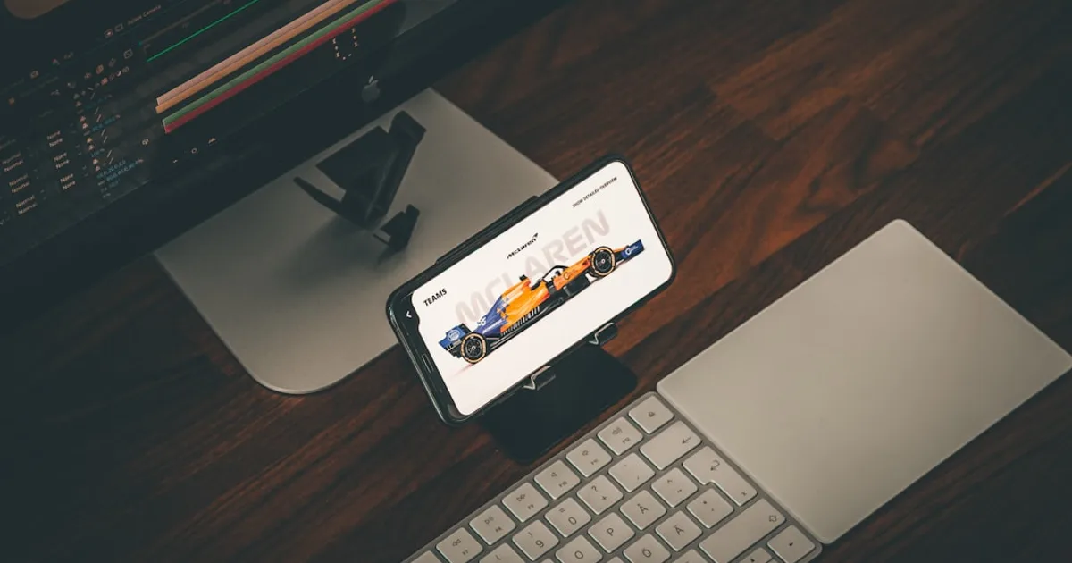 aposentado brasileiro ilustrando motorista de app em cozinha clara em casa no Brasil (Motorista de App Vale a Pena? Custos, Impostos e Reali