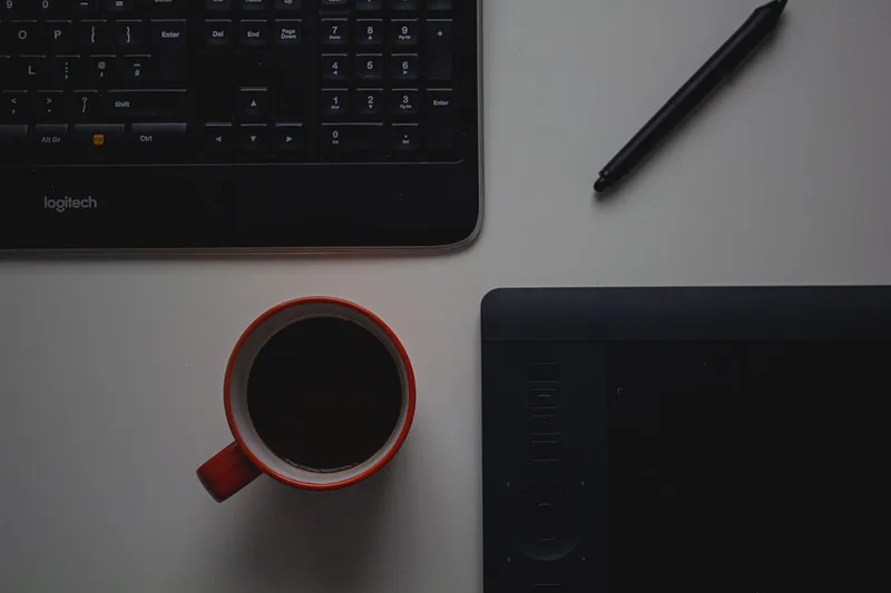 trabalhador brasileiro em home office comparando IPCA no caderno sobre “Exemplo numérico com R$ 210,00 por mês” com agenda com datas econômi